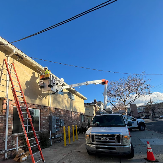 WCI Electric technician in bucket truck completing exterior commercial electrical work